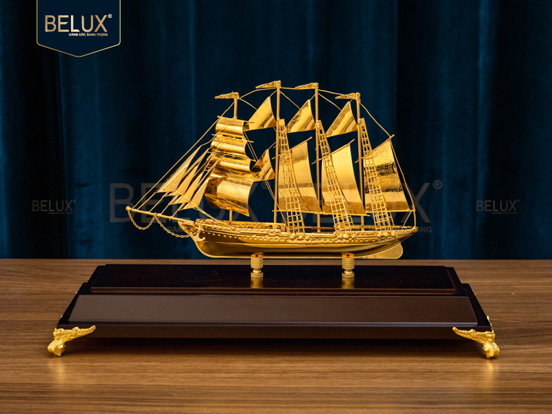 Mô hình thuyền buồm mạ vàng 24K 31x12x22cm&nbsp;M3